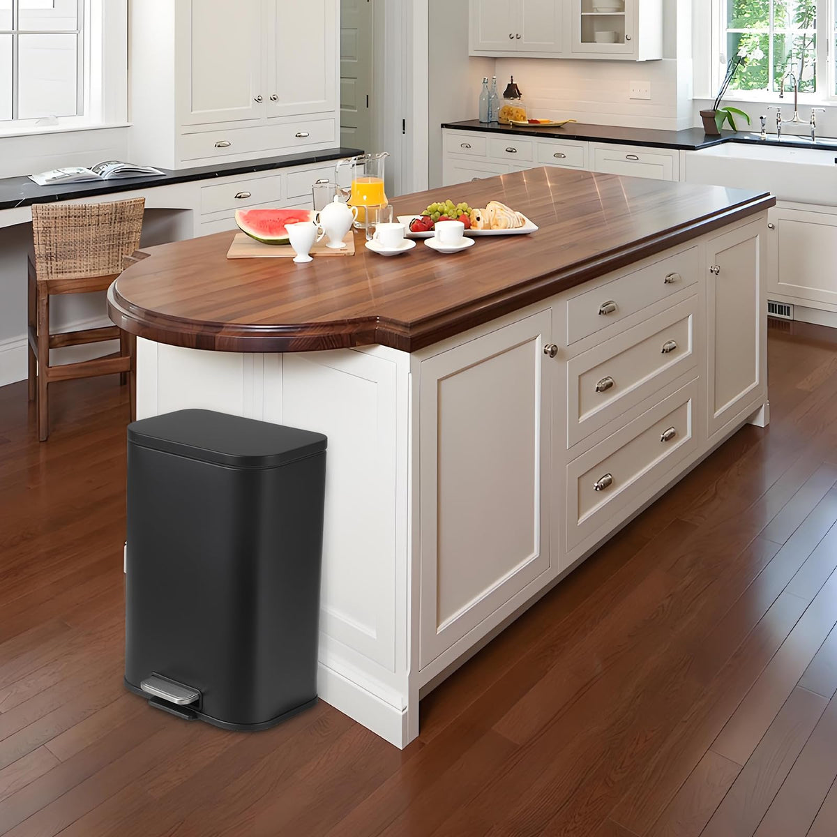 Step Trash Can 3.2 gal Soft-Close B9800